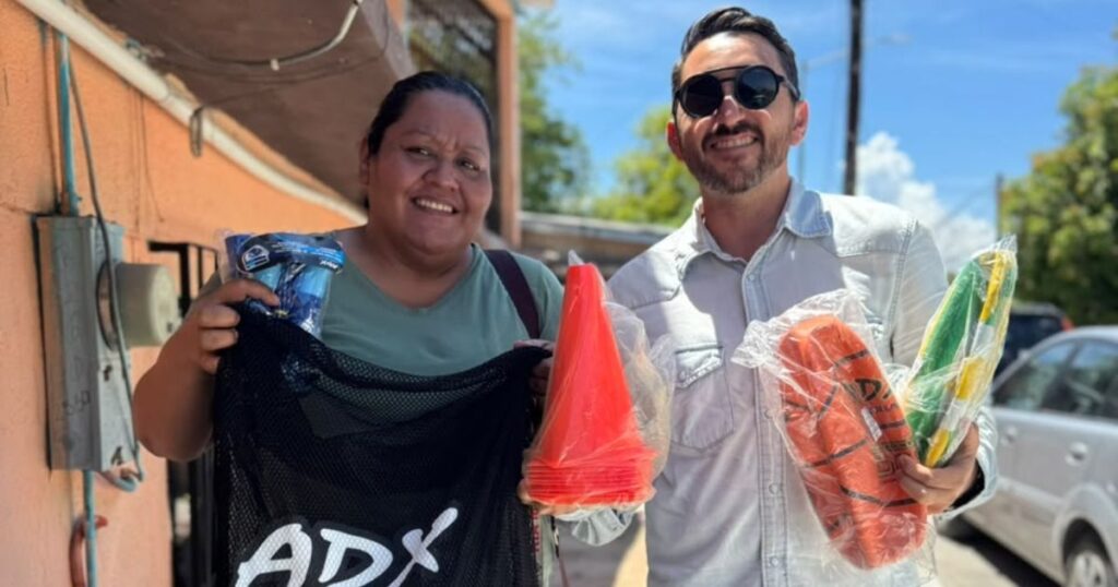 Frank Aguirre muestra material deportivo junto a una vecina de La Paz