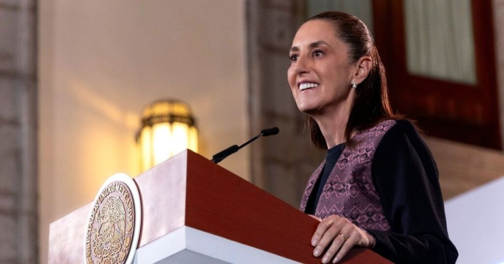 Presidenta de México habla desde el podio presidencial durante una presentación pública