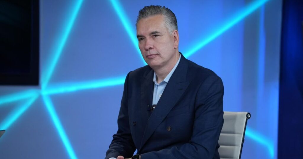 Waldo Fernández durante una entrevista en un estudio de televisión