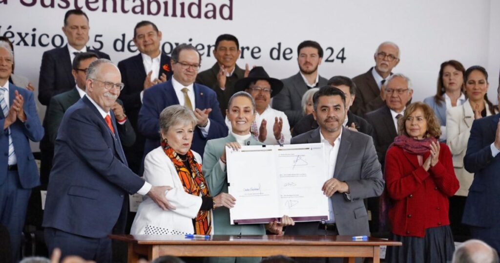 La Presidenta Claudia Sheinbaum durante la firma del Acuerdo Nacional por el Derecho Humano al Agua y la Sustentabilidad para Reforma al Agua