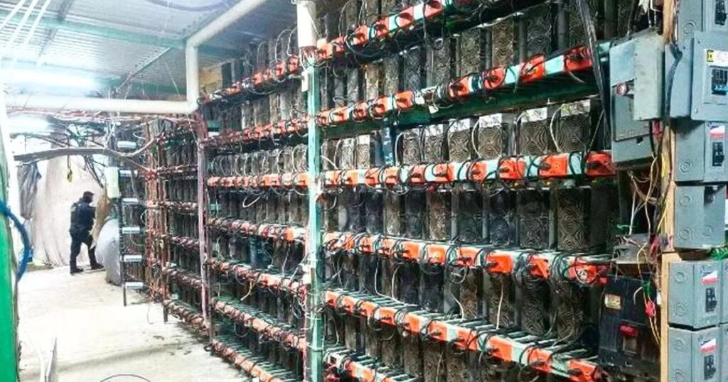 Minería de criptomonedas con filas de equipos de cómputo instalados en un inmueble de Puebla