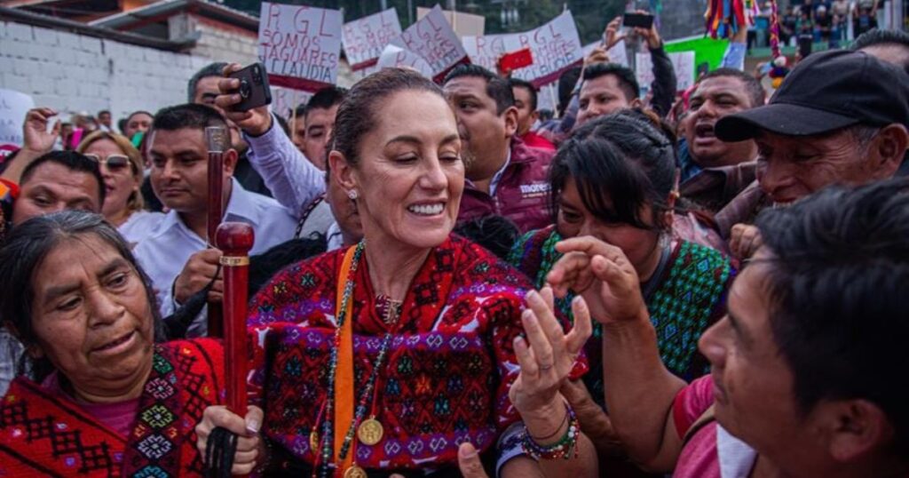 La Presidenta Claudia Sheinbaum vistiendo un huipil rojo durante un acto de cercanía con comunidades indígenas