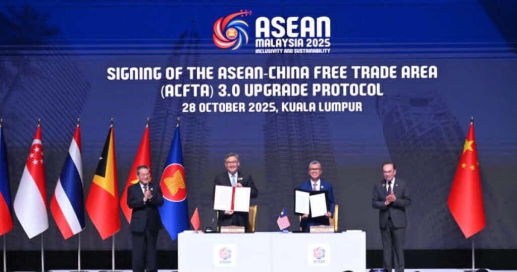 Firma del Protocolo de Actualización del Área de Libre Comercio China-ASEAN 3.0 en Kuala Lumpur, el 28 de octubre de 2025