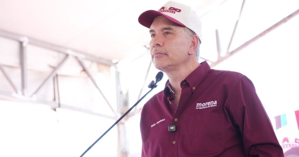 Waldo Fernández durante una intervención pública con vestimenta de Morena