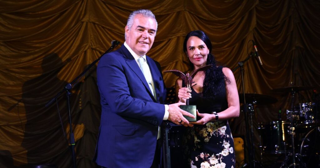 Premios Libertad y Justicia: dos asistentes sostienen una estatuilla durante la ceremonia de gala