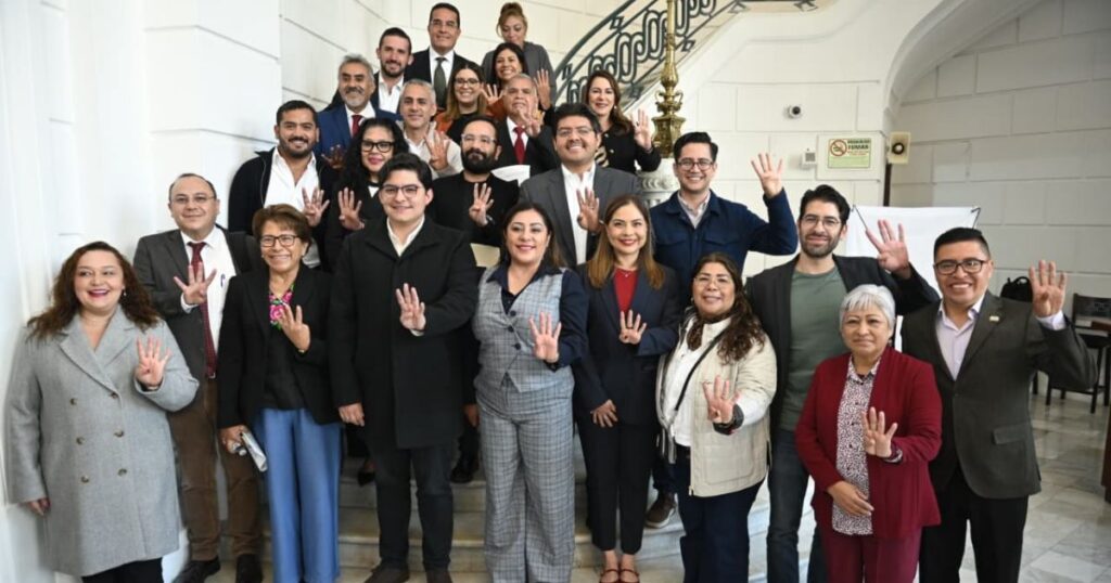 Integrantes de Morena CDMX posan en grupo durante una reunión de trabajo en la Ciudad de México