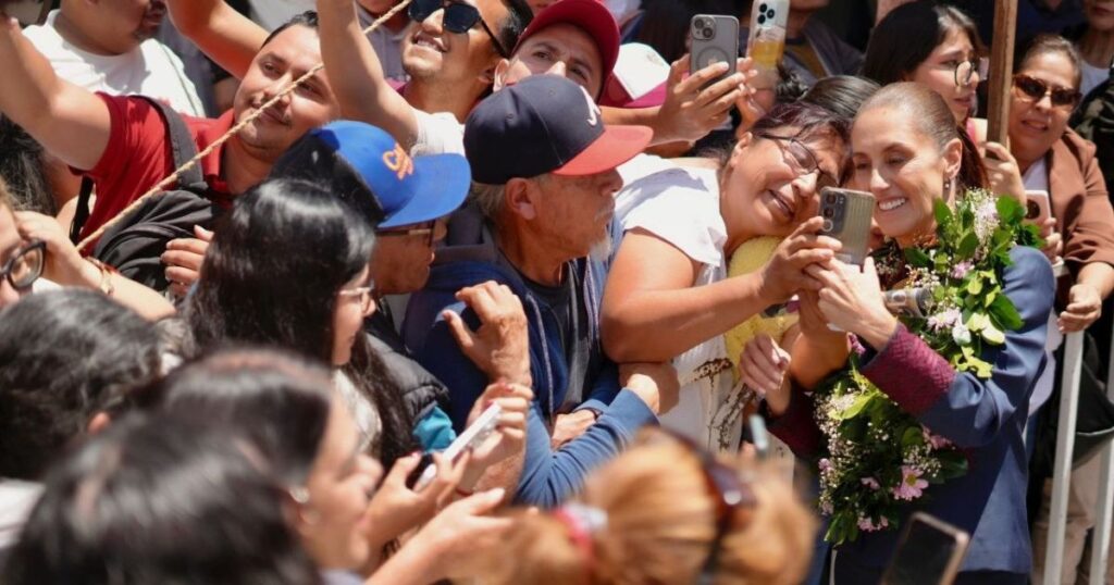 Claudia Sheinbaum convive con asistentes durante una visita a Zacatecas
