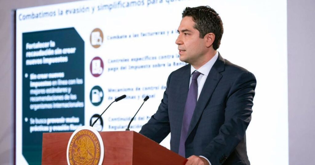 Funcionario federal presenta medidas de cumplimiento fiscal desde un atril en Palacio Nacional