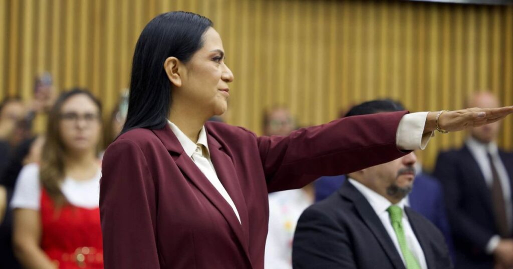 Ariadna Montiel durante un acto institucional con el brazo derecho extendido