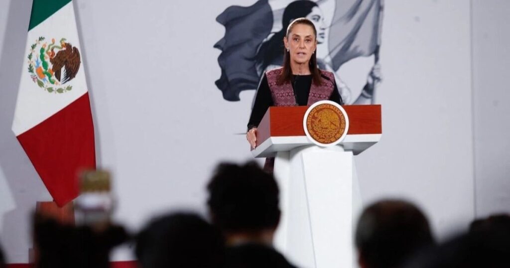 Claudia Sheinbaum habla desde un podio en Palacio Nacional