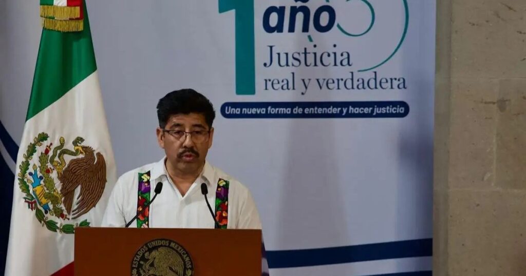 Hugo Aguilar presenta el balance del primer año del Poder Judicial frente a un podio