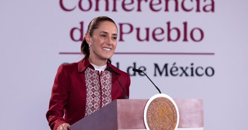 Claudia Sheinbaum durante la Conferencia del Pueblo desde el podio presidencial