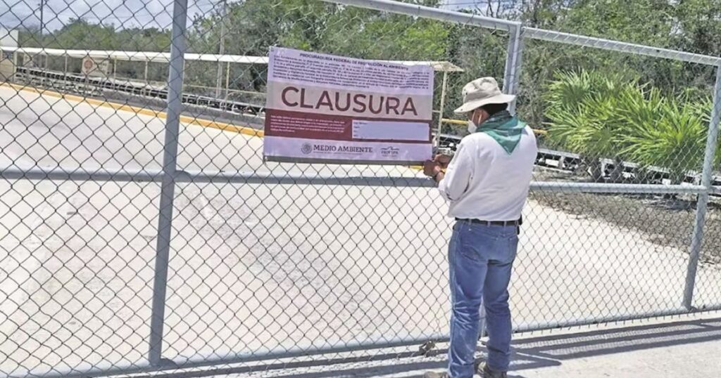 Letrero de clausura ambiental en instalaciones vinculadas al caso Vulcan
