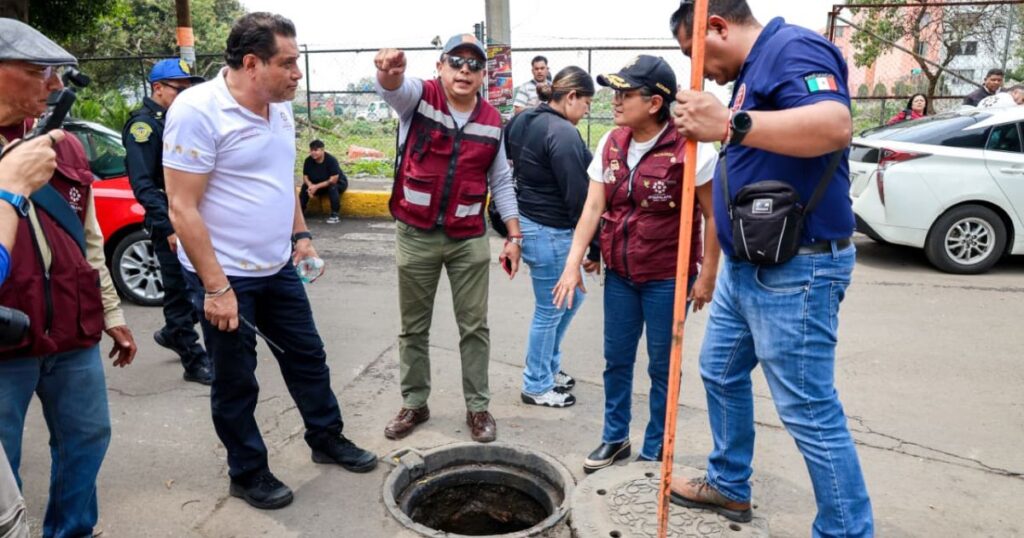 Recorrido por afectaciones de lluvias en Iztapalapa junto a una alcantarilla abierta