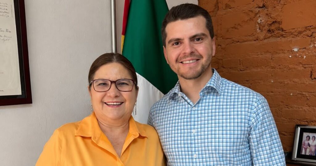 Alonso Ramírez posa frente a una bandera de México