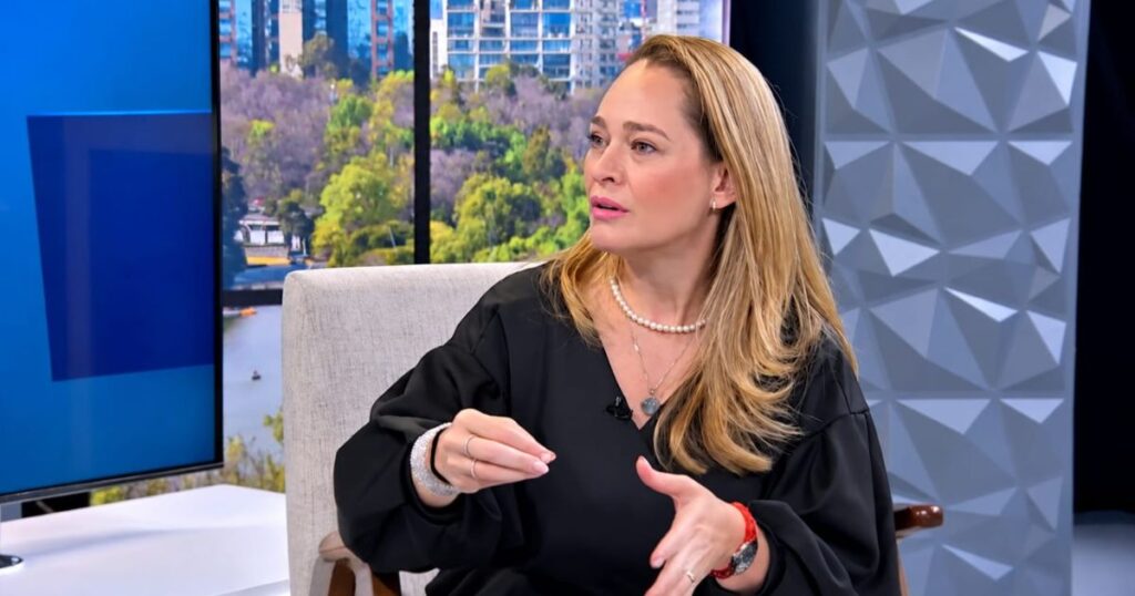 Hannah de Lamadrid durante una entrevista en un estudio de televisión sobre turismo en México