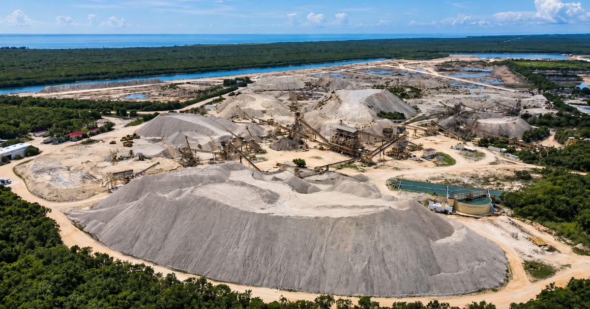Vista aérea de una zona de extracción de piedra caliza vinculada al caso CALICA
