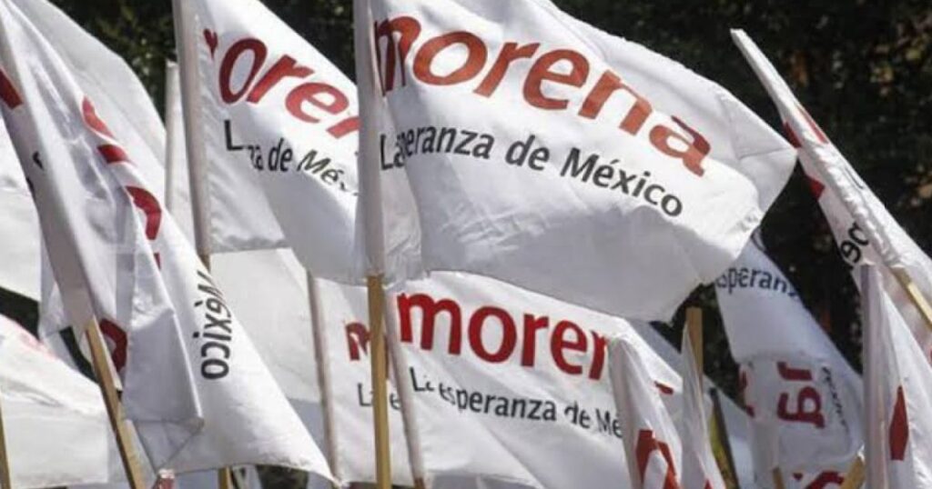 Banderas blancas con el logotipo de Morena ondean al aire libre