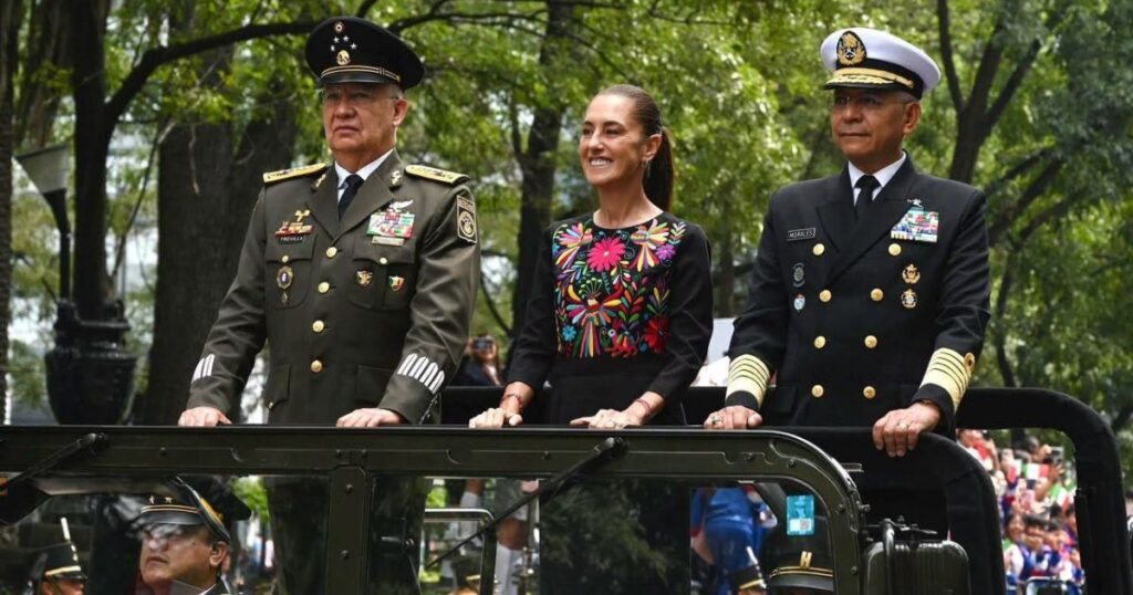 Ceremonia cívico-militar sobre soberanía nacional con Claudia Sheinbaum acompañada por dos mandos de las Fuerzas Armadas