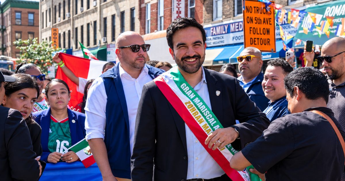 Zohran Mamdani porta una banda de Gran Mariscal durante el desfile mexicano en Brooklyn