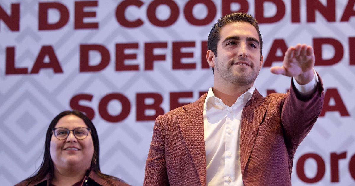 Gino Segura sostiene su nombramiento durante la presentación de coordinaciones estatales de Morena