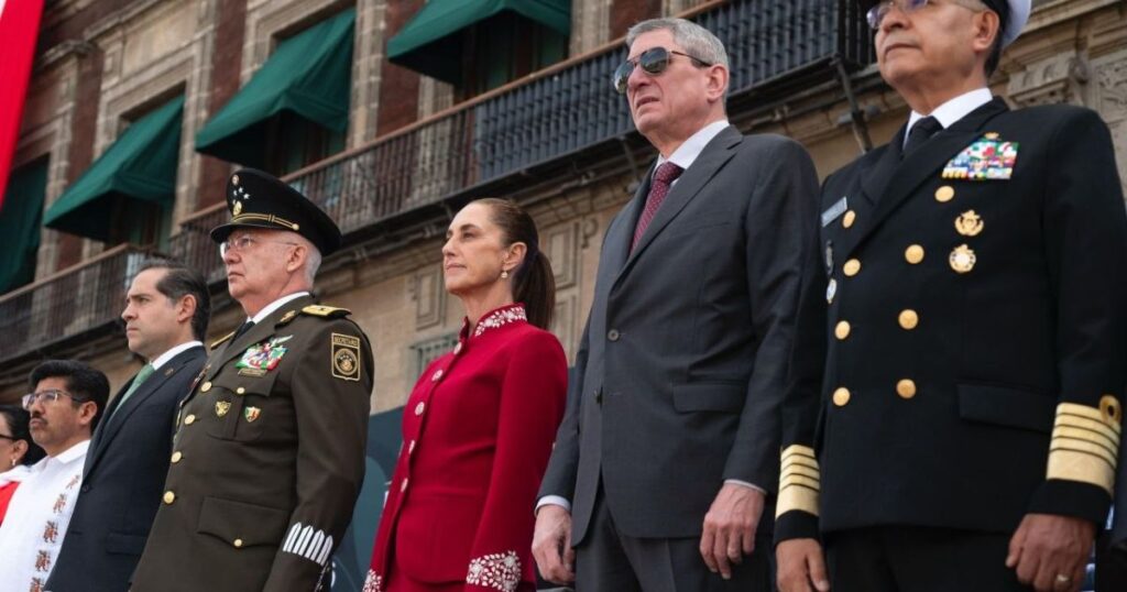 Claudia Sheinbaum encabeza el Desfile Militar 2026 acompañada por mandos de las Fuerzas Armadas