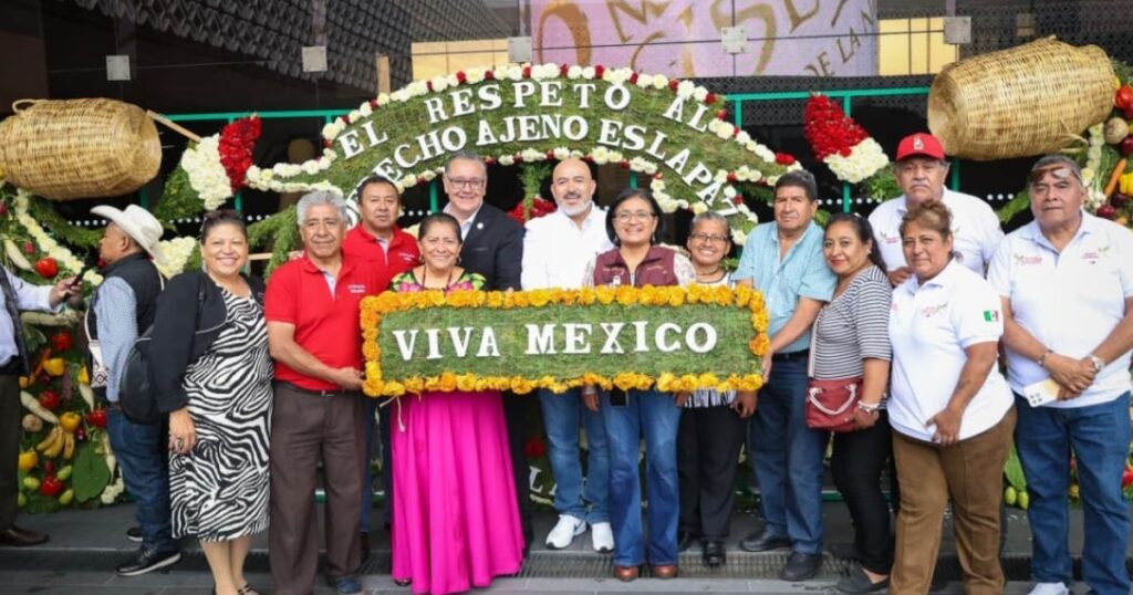 Portada floral con el mensaje Viva México durante un encuentro de las Sociedades Floreras de Iztapalapa.