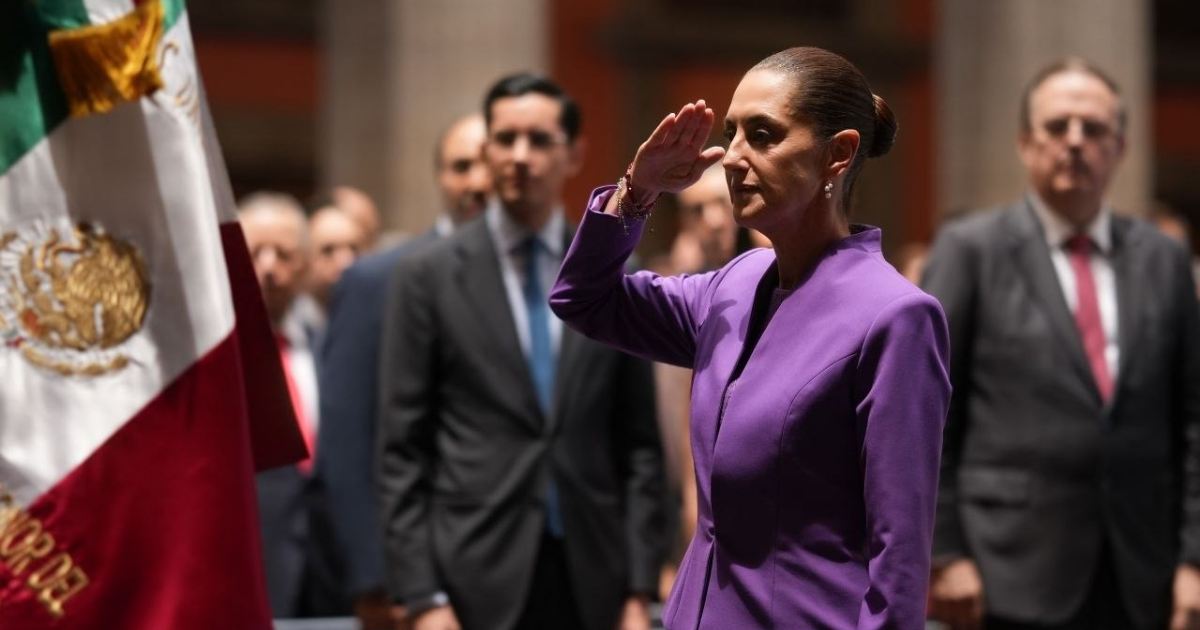 La Presidenta Claudia Sheinbaum saluda frente a la Bandera de México durante el Segundo Informe de Gobierno en Palacio Nacional