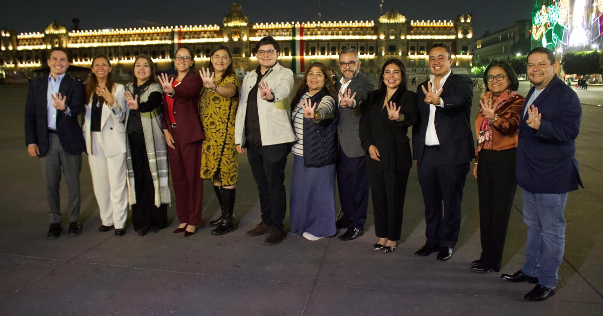 Integrantes de Morena CDMX reunidos frente a Palacio Nacional en el Centro Histórico