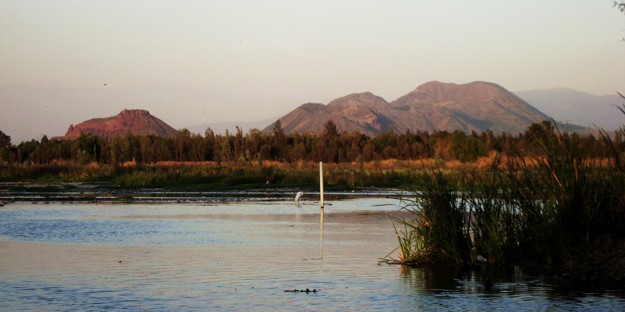 Vista de la Sierra de Santa Catarina desde el lago Huetzallin en Xochimilco