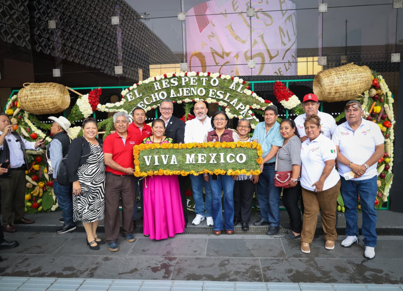 Portada floral con el mensaje Viva México durante un encuentro de las Sociedades Floreras de Iztapalapa para las Fiestas Patrias.