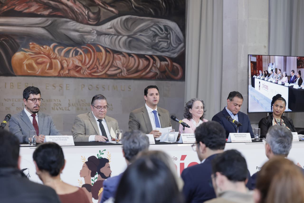 El ministro Arístides Guerrero y especialistas durante el conversatorio 'Raíces Afrodescendientes' en la Suprema Corte de Justicia de la Nación