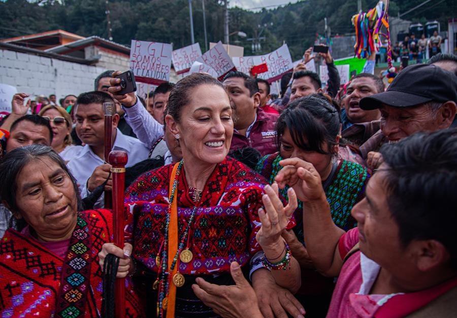La Presidenta Claudia Sheinbaum vistiendo un huipil rojo durante un acto de cercanía con pueblos indígenas