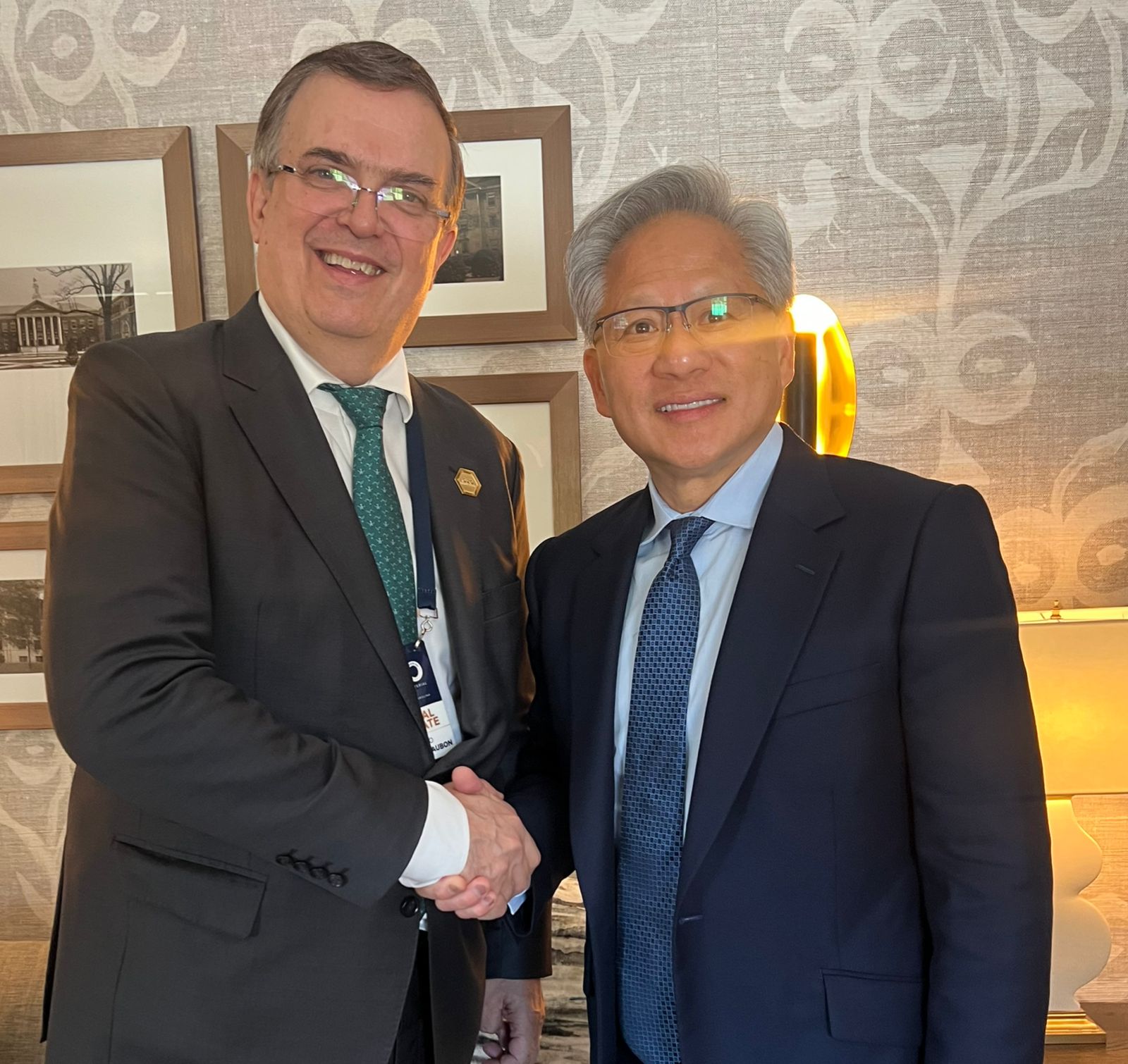 Marcelo Ebrard y Jensen Huang, CEO de NVIDIA, se estrechan la mano durante un encuentro en el marco del G20