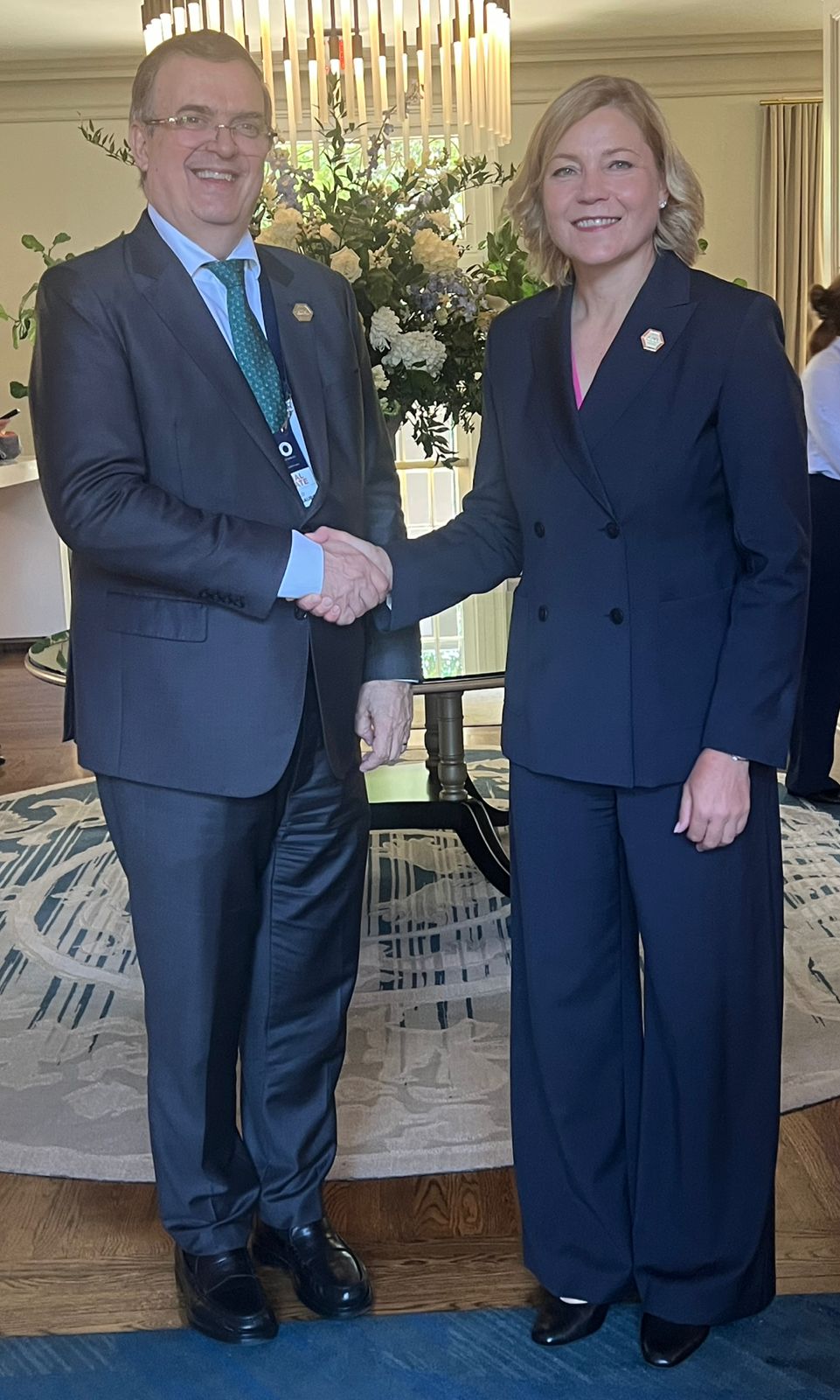 Marcelo Ebrard y Henna Virkkunen se saludan durante una reunión bilateral en el marco del G20 en Carolina del Norte