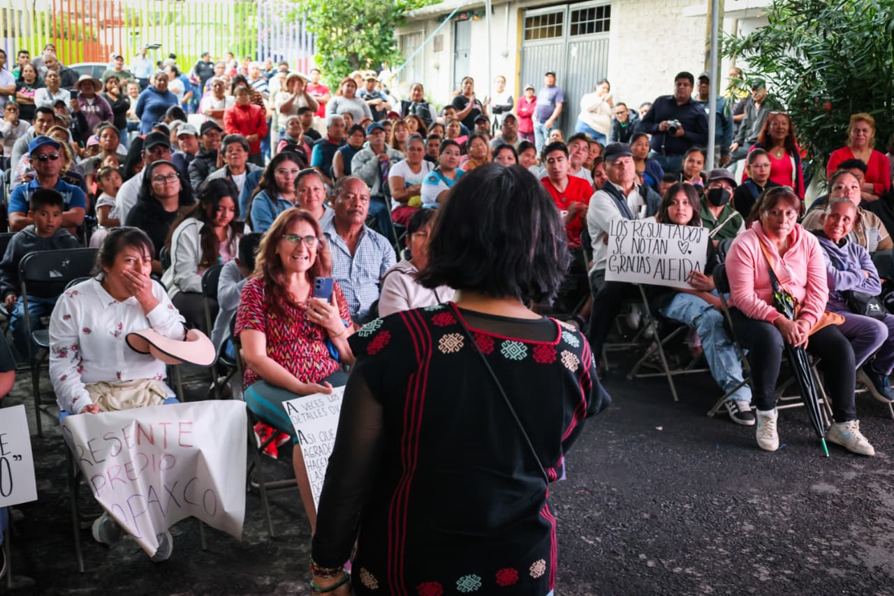 Habitantes reunidos durante la presentación de obras para pueblos de Iztapalapa