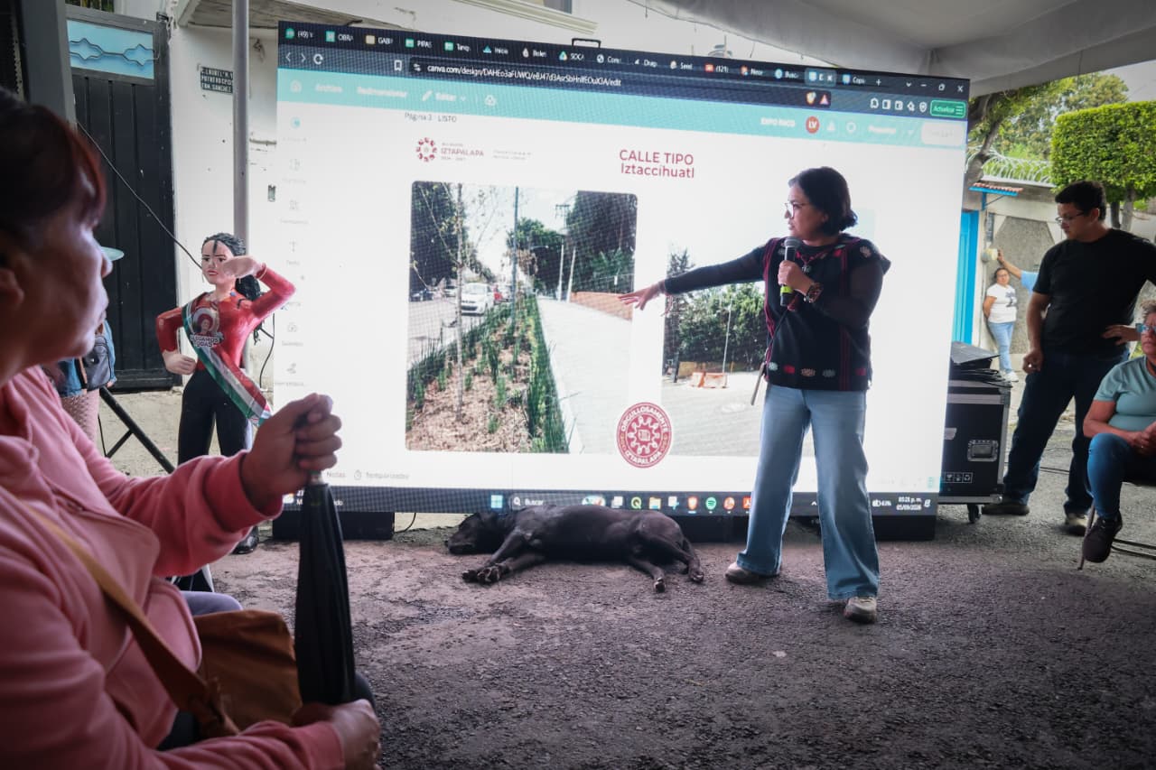 Aleida Alavez habla con micrófono durante encuentro comunitario en Iztapalapa