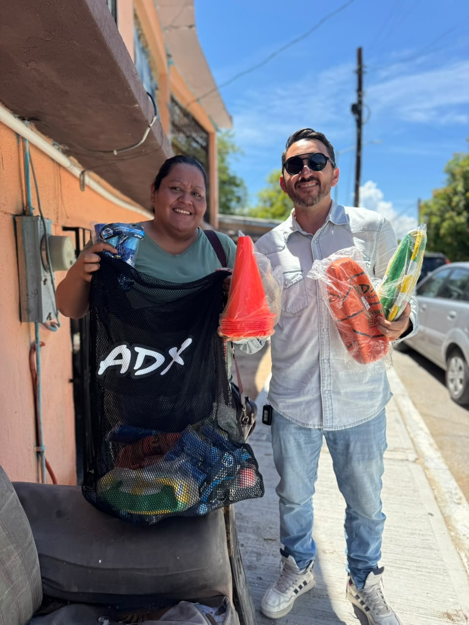 Frank Aguirre muestra material deportivo junto a una vecina de La Paz