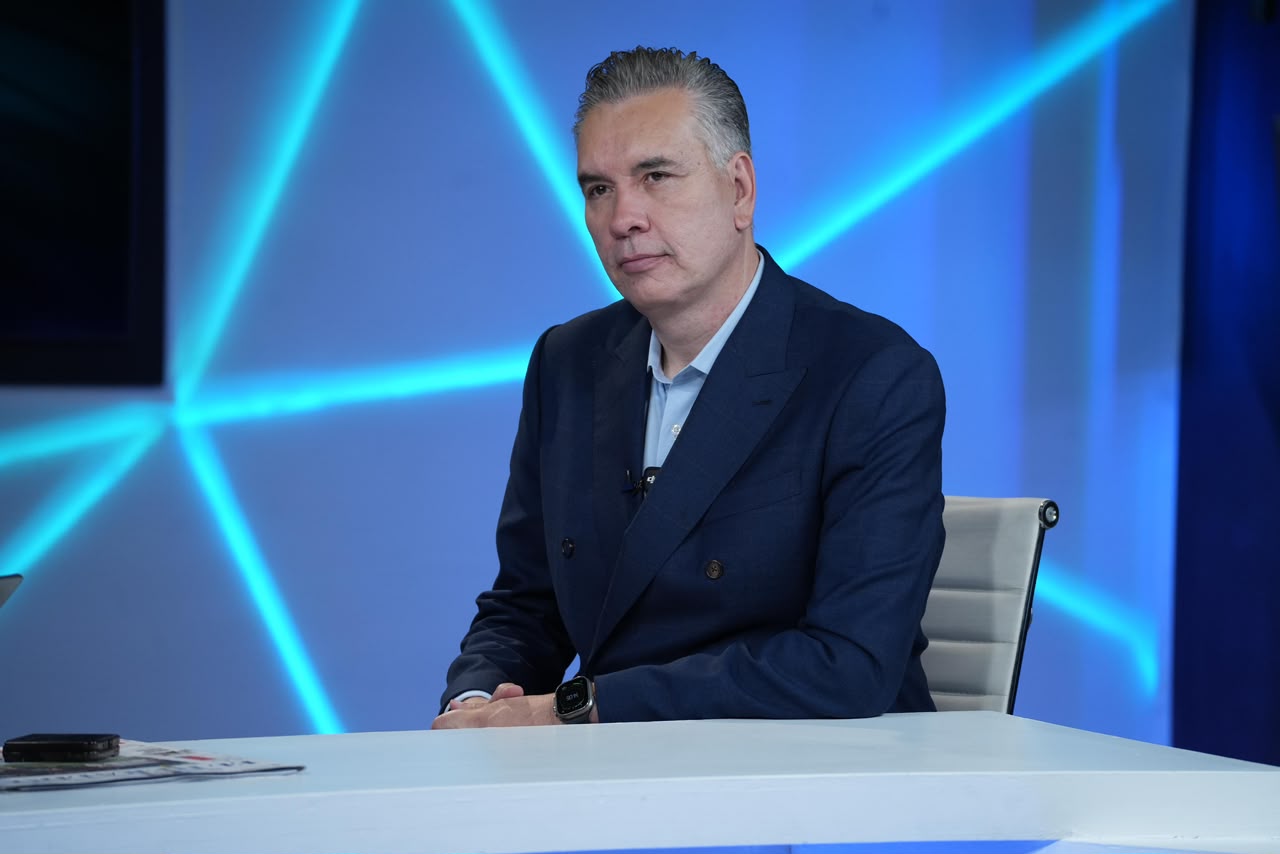 Waldo Fernández durante una entrevista en un estudio de televisión