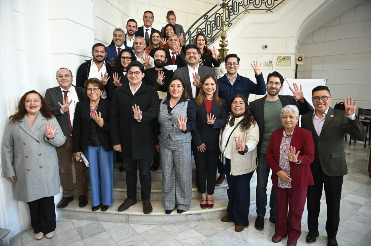 Integrantes de Morena CDMX posan en grupo durante una reunión de trabajo en la Ciudad de México