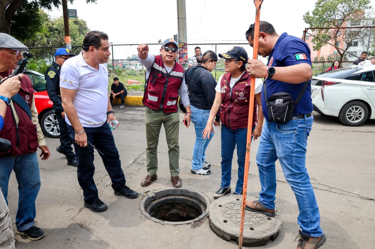 Recorrido por afectaciones de lluvias en Iztapalapa junto a una alcantarilla abierta
