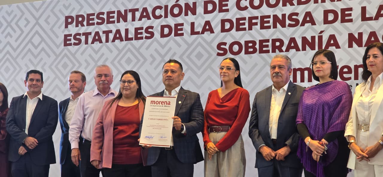 Carlos Torres Piña muestra su constancia como coordinador de Morena en Michoacán durante la presentación nacional