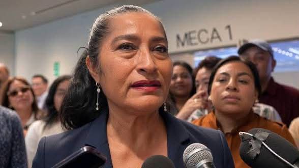 Abelina López entrevistada por medios de comunicación ante varios micrófonos