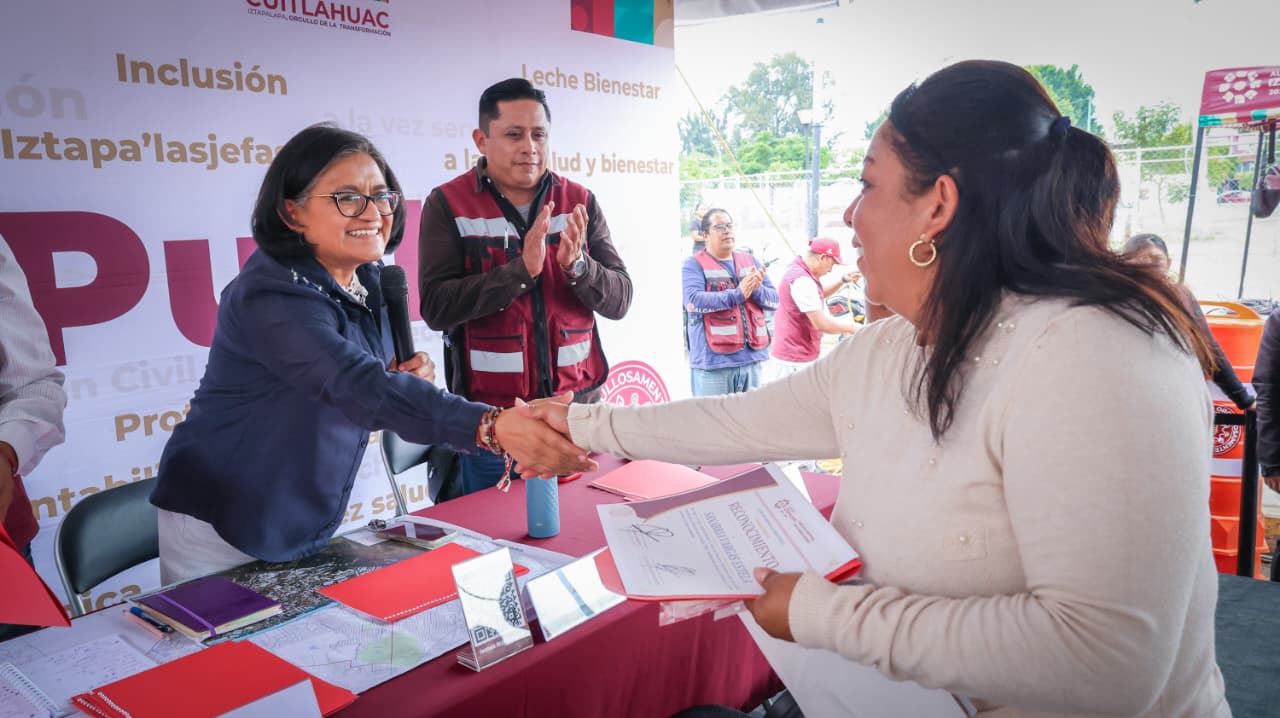 Alfabetización en Iztapalapa durante entrega de certificados de secundaria a una vecina