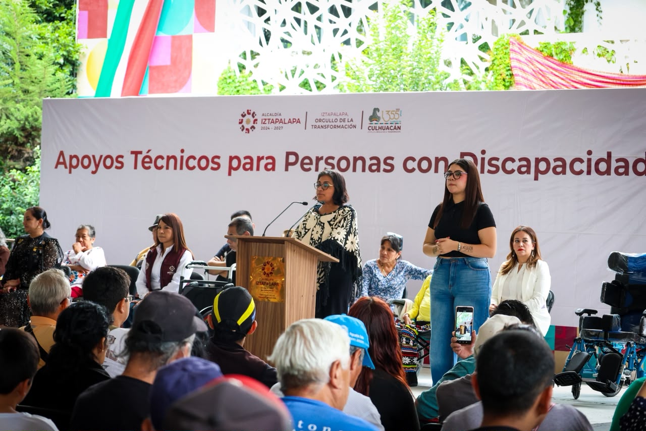 Personas asistentes a la jornada de entrega de ayudas técnicas en Iztapalapa.