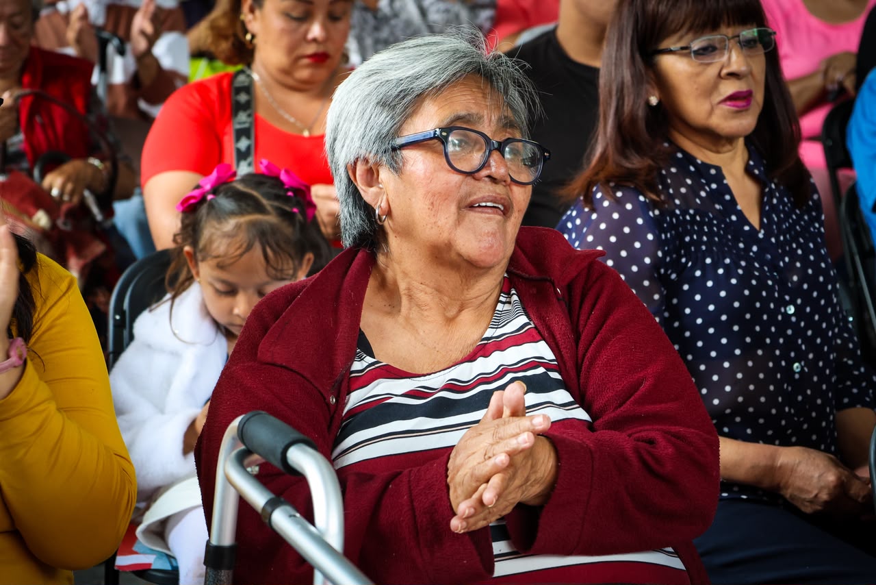 Mujer asistente durante la entrega de apoyos técnicos en Iztapalapa.