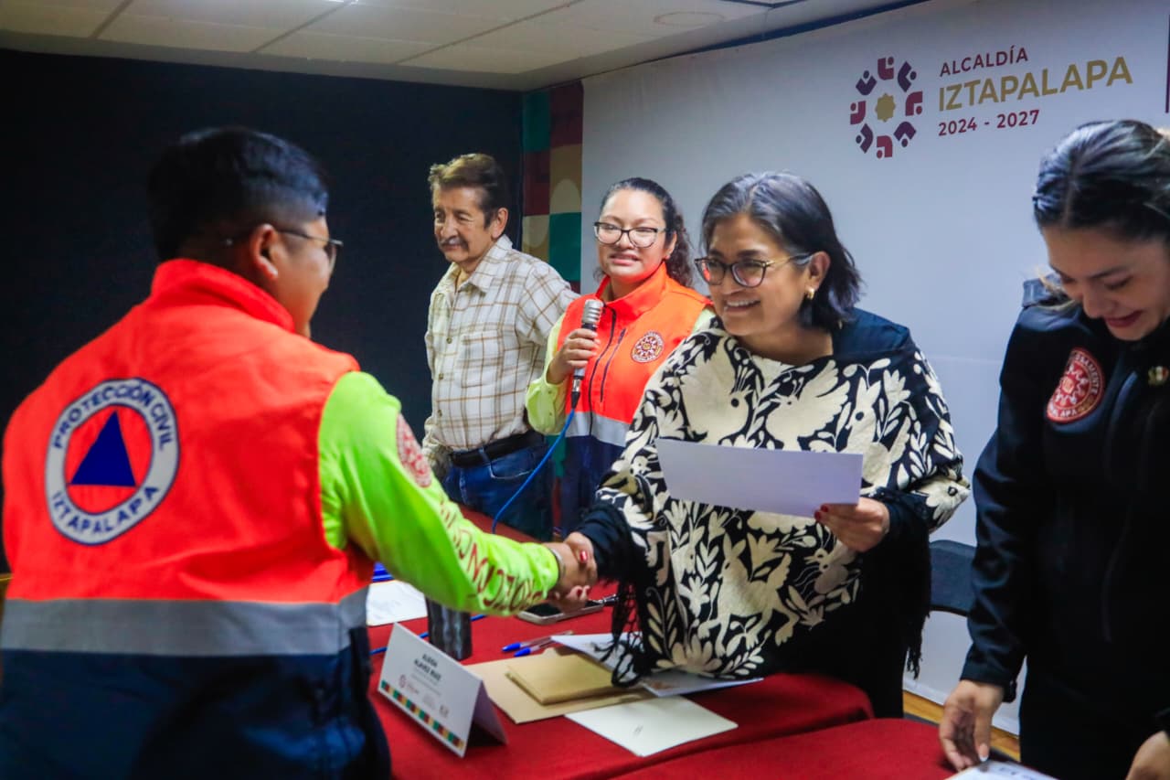 Personal de Protección Civil de Iztapalapa durante la sesión de reconocimiento.