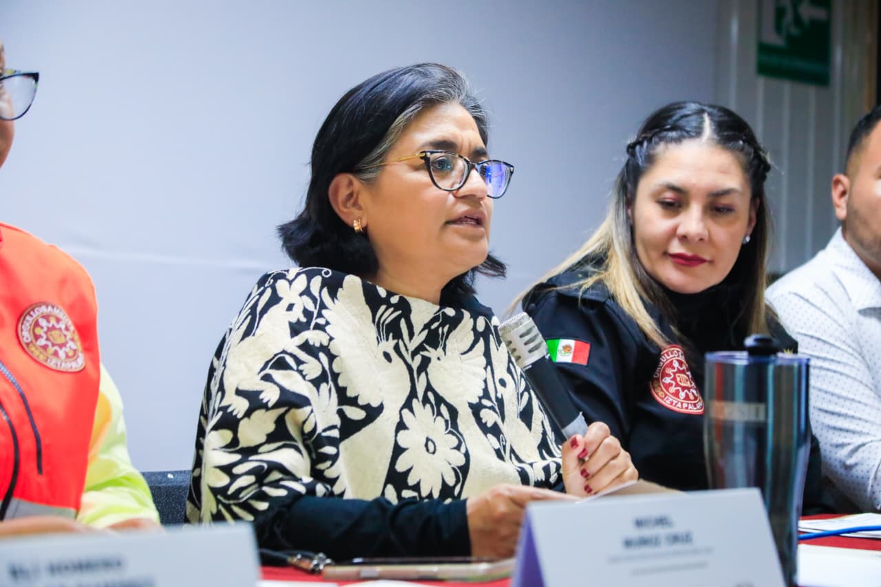 Personal de Protección Civil y autoridades de Iztapalapa en fotografía grupal.