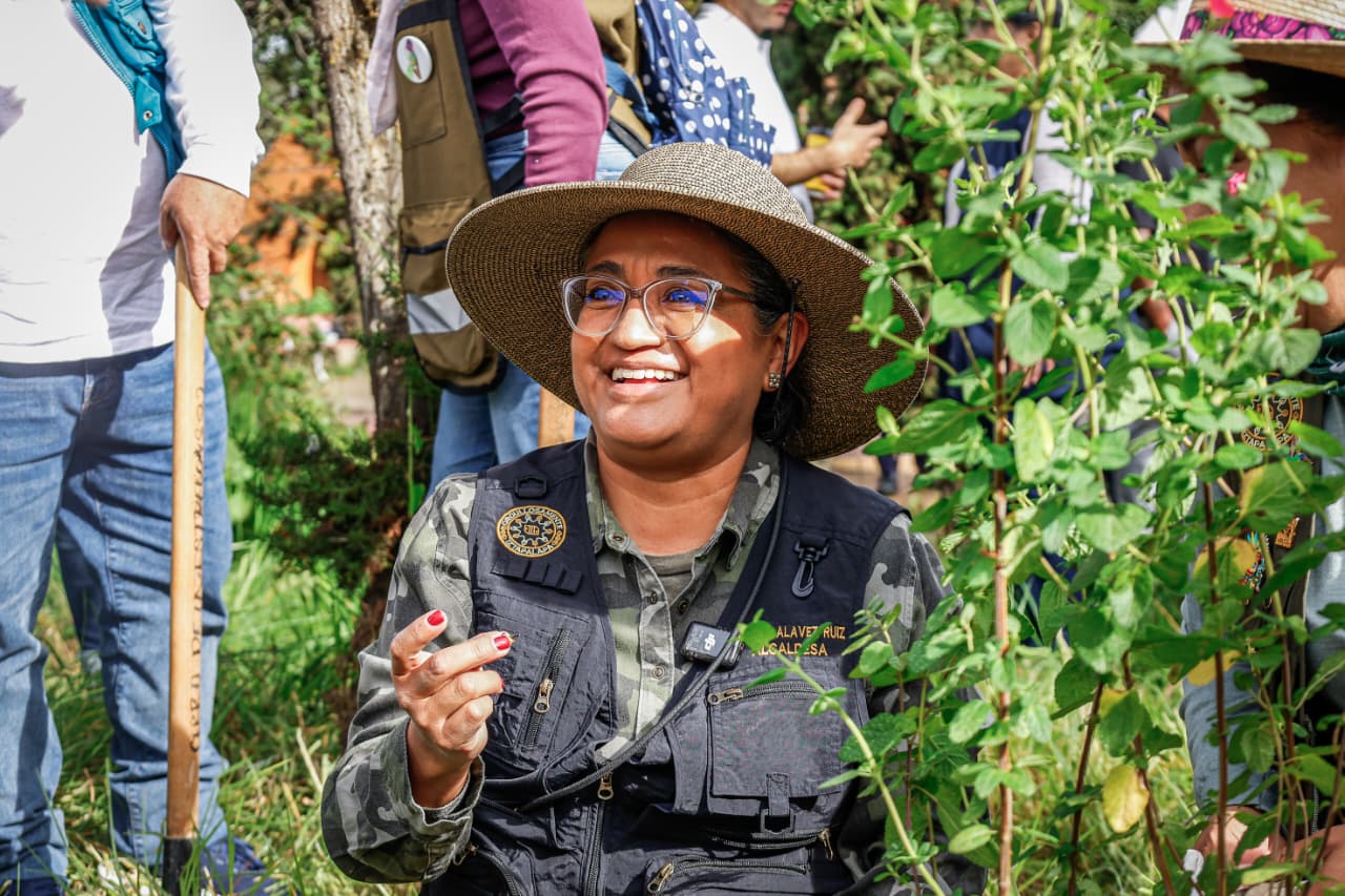 Aleida Alavez durante una jornada de reforestación urbana en Iztapalapa