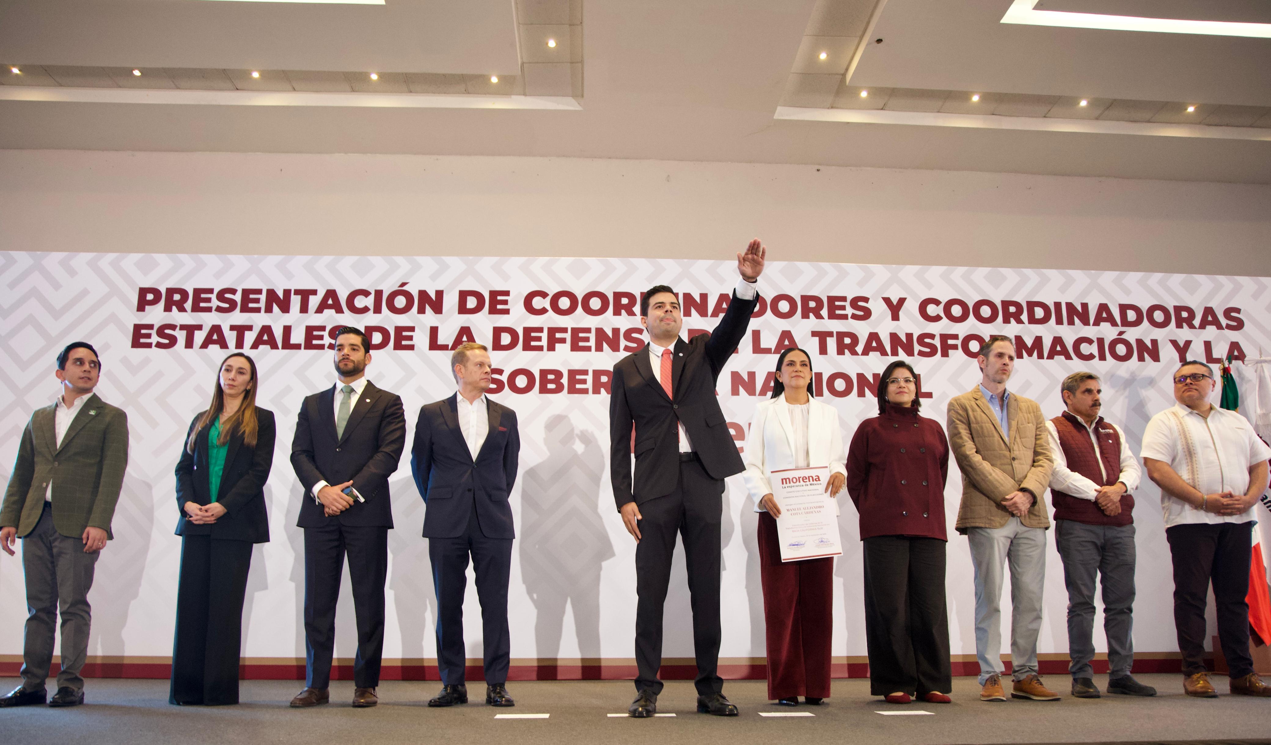 Grupo de personas en un escenario durante la presentación de coordinaciones estatales de Morena